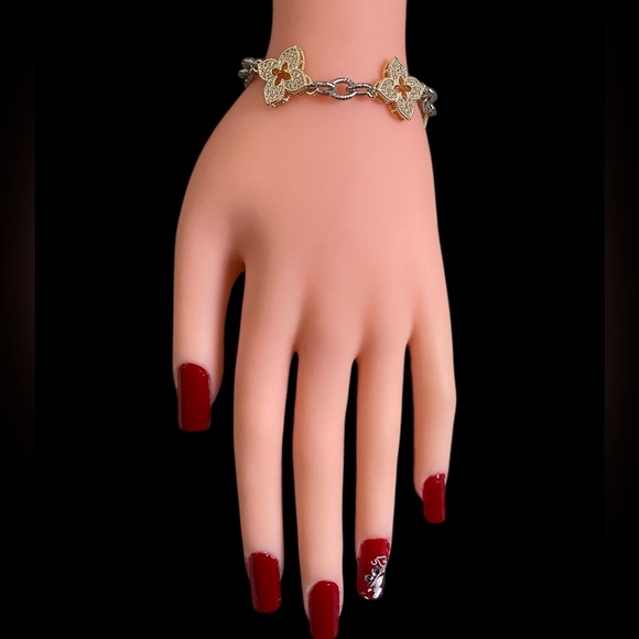 Two tone pave rhinestone clover link toggle bracelet - Picture 4 of 7